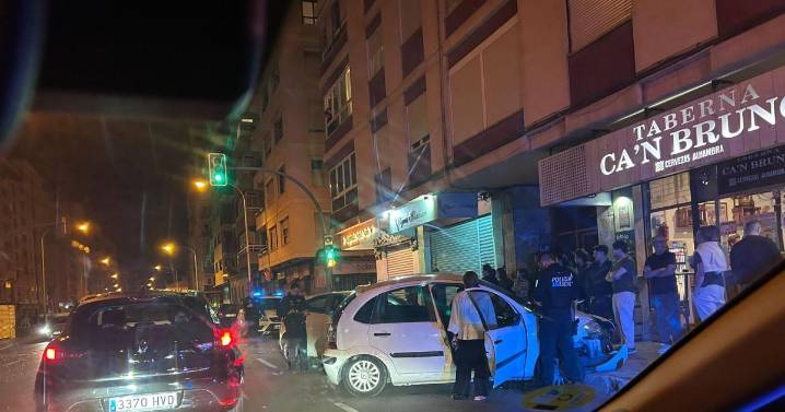 Un conductor ebrio y sin carnet se empotra en la calle Aragón: «Tras el accidente entró en el bar y pidió una cerveza»