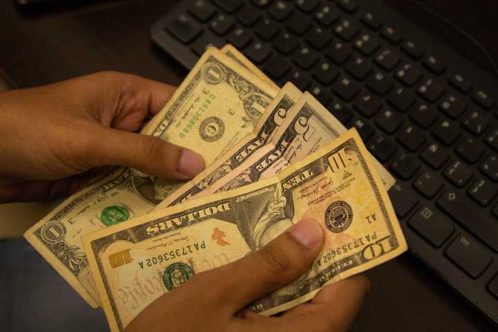 “Estoy a punto de perder mi casa”, dice docente a quien le exigen pago de alquiler en dólares