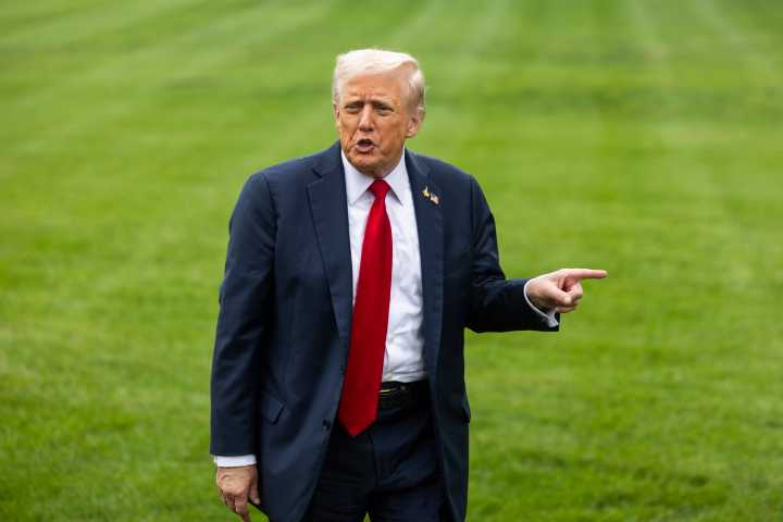 Trump se burla de líder demócrata con un video de IA que lo caricaturiza como mexicano