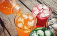 Gobierno acuerda con refresqueras reducir azúcar en bebidas