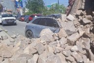 Camión pierde el control y descarga material sobre auto en Sierra Vista