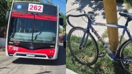 Ciclista cruzó en rojo y fue atropellado por un colectivo