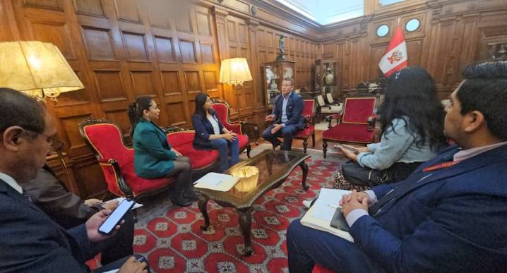 ‘Guerra abierta’ contra la trata de personas Exagente de Estados Unidos llegó al Perú para el estreno de película inspirada en su vida y lucha contra el tráfico de menores. Tuvo reunión con ...