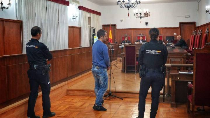 Condenado a 14 años de prisión el acusado de quemar a dos okupas en el estadio José Pache de Badajoz