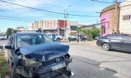 Fuerte choque entre dos autos en una peligrosa esquina del Barrio La Falda
