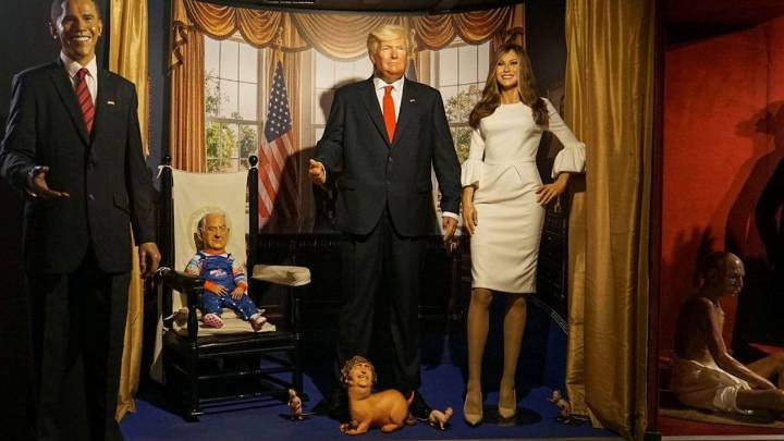 Un artista chileno puso un muñeco de Milei como perrito faldero de Trump en el Museo de Cera de Madrid