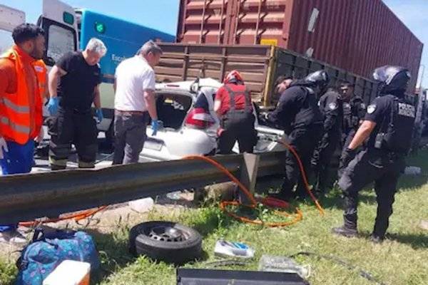Tremendo accidente en Panamericana: explotó la cubierta de un camión y le dio en la cabeza a un bombero
