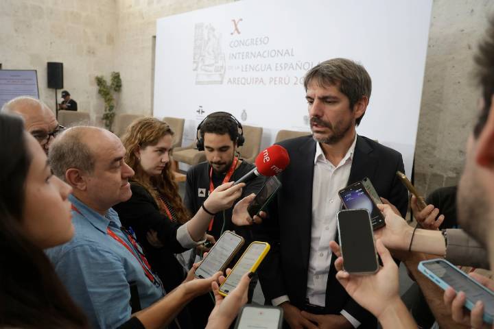 El ministro Urtasun elude la guerra entre el Cervantes y la RAE: “Siento no dar carnaza”