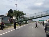 Se cayó parte de un puente peatonal sobre la General Paz: hay un caos de tránsito en la zona