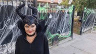 El hechizo de la "villana" que convirtió Halloween en una fiesta comunitaria con sus vecinos