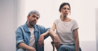 Dënver le canta a las penas del mundo y el corazón en “A Pedacitos”: escúchalo aquí