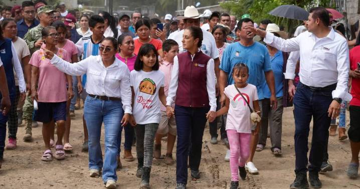 Sheinbaum recorre zona afectada por lluvias e inundaciones en Pantepec, Puebla