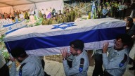Hamás entrega los cuerpos de dos rehenes más a Israel y asegura que no puede encontrar más