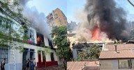 Bomberos combate incendio estructural de un cité en el barrio Yungay de Santiago