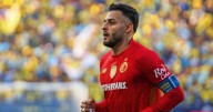 ¡Malas noticias! Alexis Vega sale en camilla por lesión frente a los Tuzos del Pachuca en la jornada 15 de la Liga MX