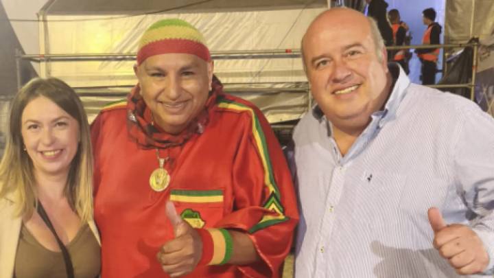 King África y su devoción por la Virgen del Pilar: de cañas por Delicias y un regalo muy especial