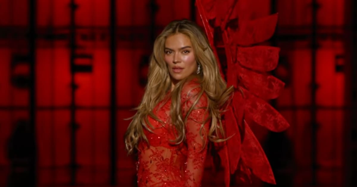 Karol G hace historia como la primera latina en presentarse en el Victoria’s Secret Fashion Show