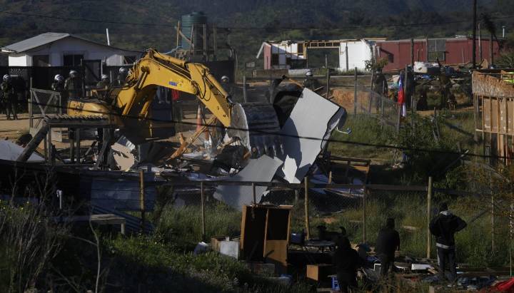 Finaliza la demolición en la toma en Quilpué y este miércoles continuarán las labores de despeje y remoción de escombros