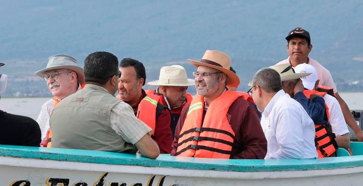 Más de 80 mil peces liberados en el lago de Pátzcuaro como parte del plan de conservación: Bedolla