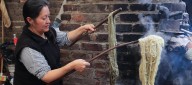 El arte de teñir lanas con hojas de coca para dar colorido a los textiles