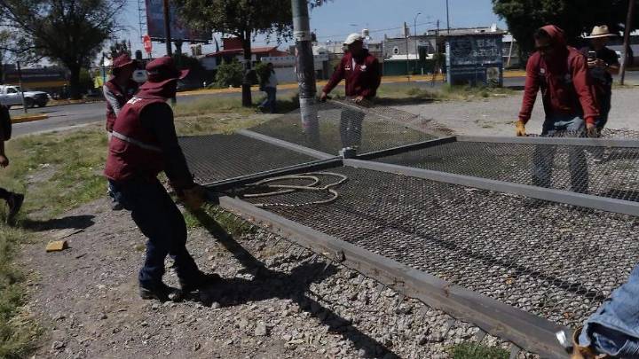 Ayuntamiento retira cochera de ‘vecino gandalla’ en área verde del bulevar 5 de Mayo