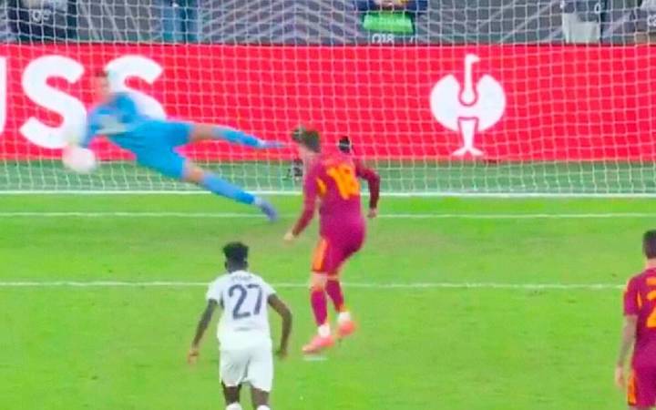 Historia en la UEFA Europa League: el arquero a quien le repitieron el penal tres veces…Y siempre lo atajó