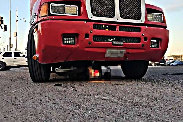 Motociclista fallece y otro termina lesionado tras impactar con un trailer en La Paz