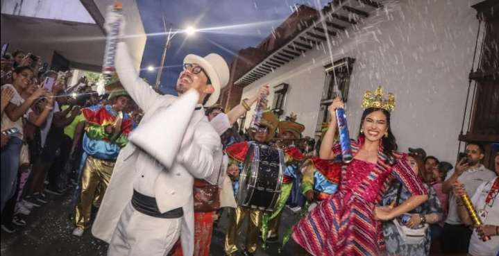 El Carnaval de Negros y Blancos Llena de Color y Alegría las Calles de Cali.