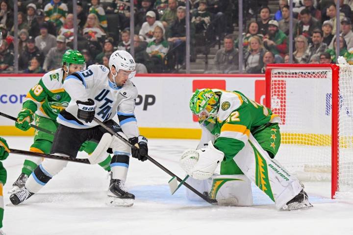 Deadspin | Mammoth score 3 early goals, top Wild to win 6th straight