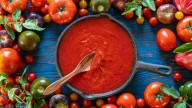Soy chef y estos son los ingredientes que usamos todos y que arruinan la salsa de tomate casera