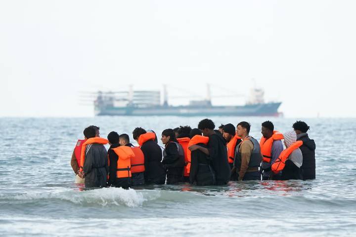 26 migrants sent to France while nearly 10,000 have arrived since deal