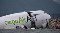 Un avión de carga se sale de pista y cae al mar en Hong Kong