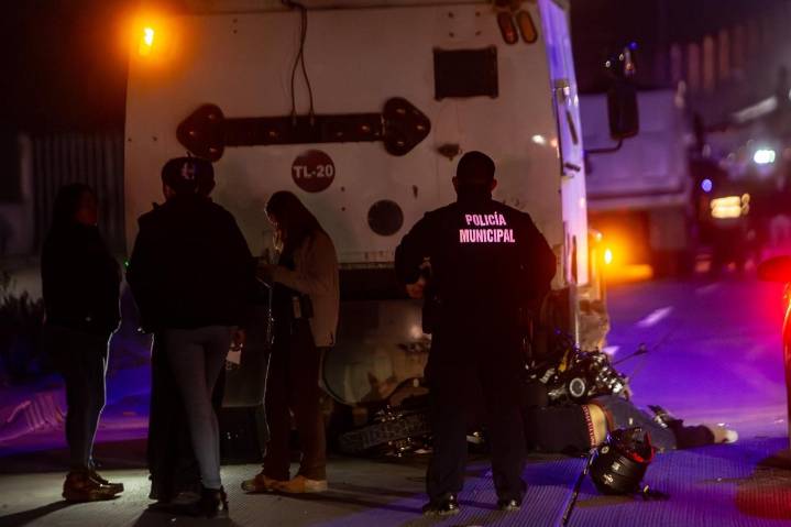 Motociclista muere tras chocar con una barredora a exceso de velocidad en carril cerrado