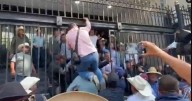 Agricultores intentan dar 'portazo' en la Segob por desacuerdo sobre el precio del maíz
