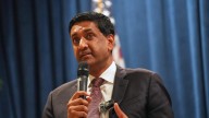 U.S. lawmakers urge Trump to end tariffs against India