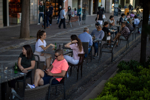 ¿Está ocupada esta silla? Detienen a ladrones por robar más de 1.000 sillas de restaurante en España