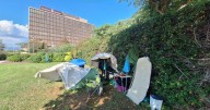 Un asentamiento con vistas al mar crece de nuevo junto al viejo edificio de Gesa