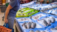 Verdes o azules: el secreto que esconde el color de las cajas de la pescadería de Mercadona