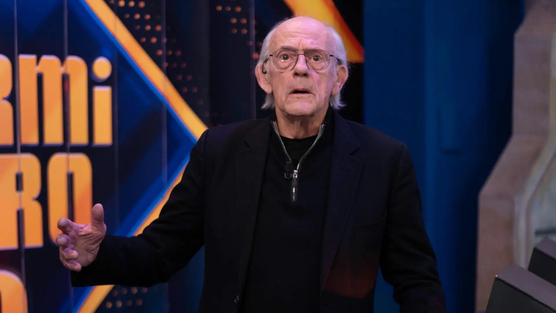 Christopher Lloyd aprovecha su visita a Madrid para degustar la comida española: pide una paella y desata el debate en redes