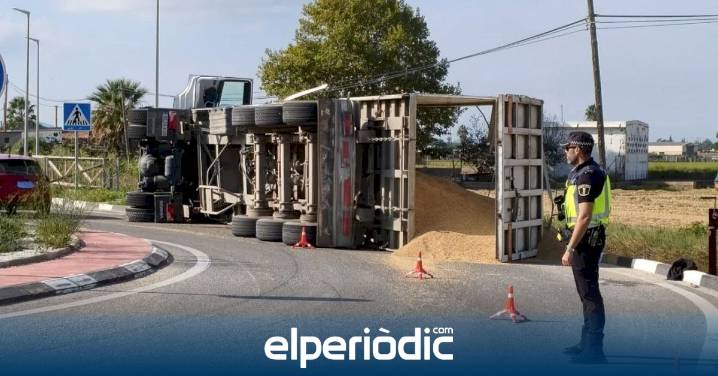 Espectacular vuelco de un camión en una rotonda de Sueca