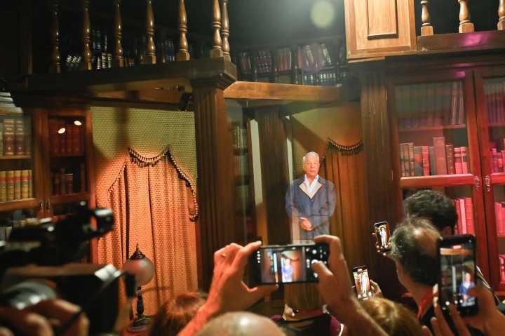 Un Vargas Llosa hologramático