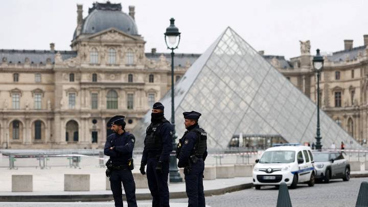 La Policía francesa detiene a dos sospechosos por el robo en el Louvre, según 'Le Parisien'