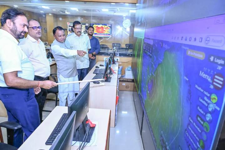 Cyclone Montha: Odisha CM Mohan Majhi Reviews Readiness At SRC Control Room