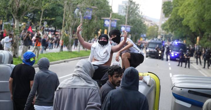 Caos en Barcelona: radicales pro-Palestina queman contenedores y levantan barricadas para bloquear las calles