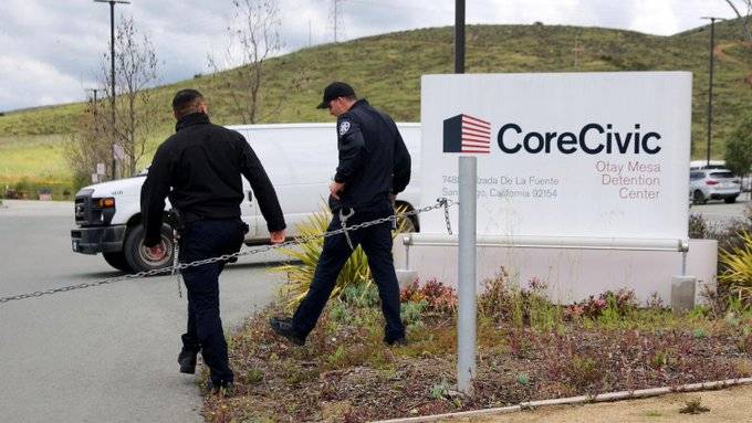 Detenciones de inmigrantes del Gobierno Trump llenan los bolsillos de cárceles privadas