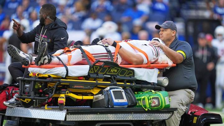 Cardinals lose tight end Travis Vokolek with a neck injury in first quarter of Colts game