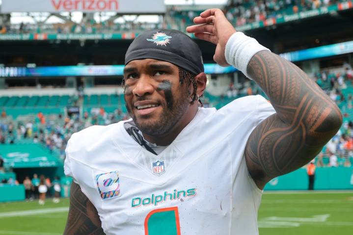 Deadspin | After apology, Tua Tagovailoa leads Dolphins into matchup with Browns