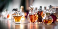Los 5 perfumes amaderados, irresistibles y duraderos, que sustituirán a los aromas florales en otoño