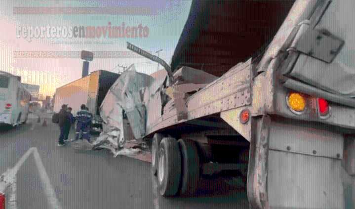 HAY TRÁFICO SOBRE ALFREDO DEL MAZO POR VOLCADURA DE TRÁILER CON DIRECCIÓN A PUENTES TOLLOCAN; TOLUCA