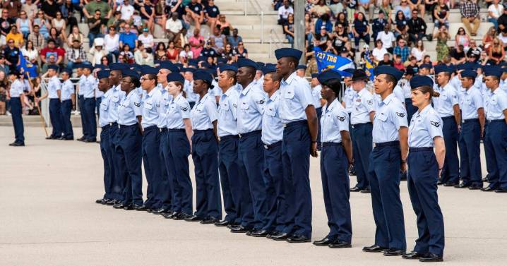 Qué saber sobre la deportación de familiares de militares de EEUU